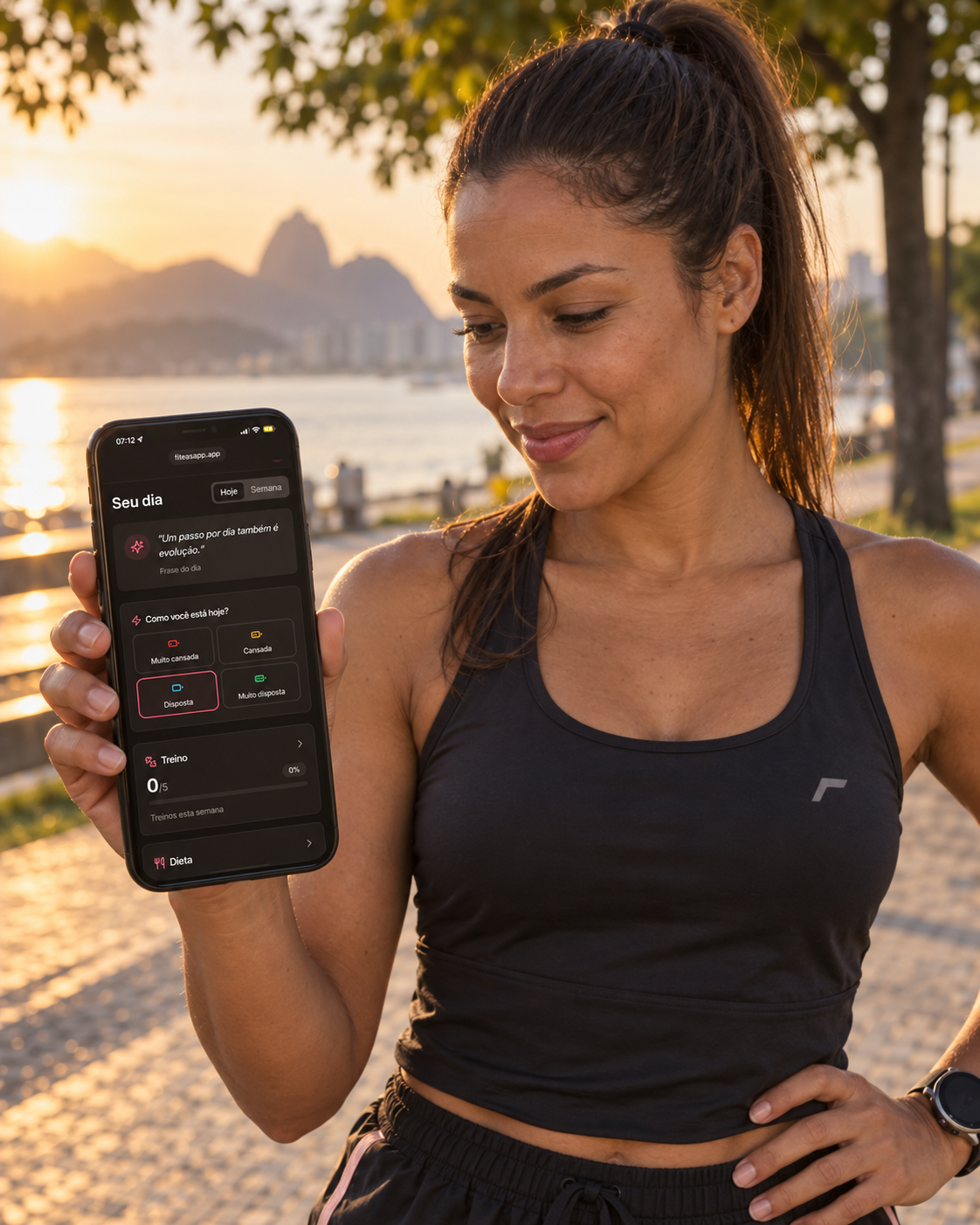 Mulher ao ar livre mostrando o Fit Elas no celular